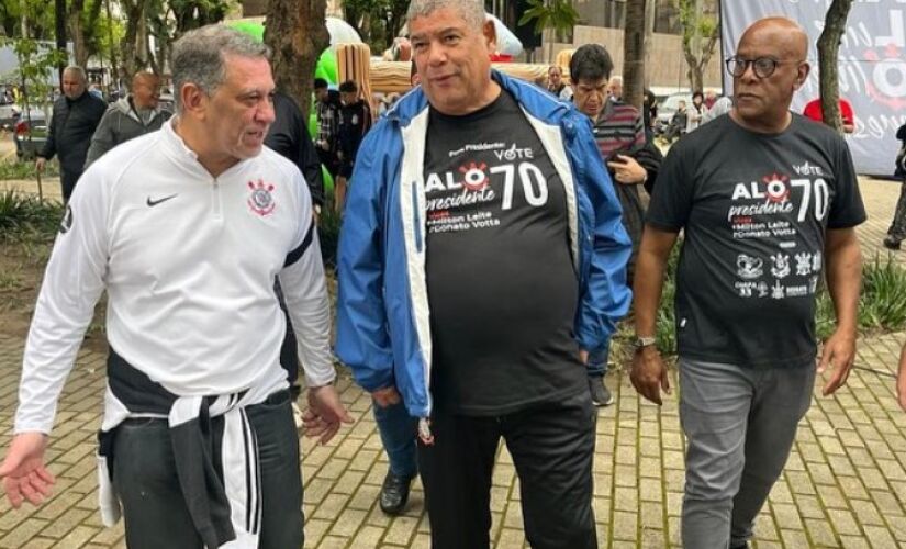 Milton Leite e André Negão (ambos à direita na imagem), na sede social do Corinthians