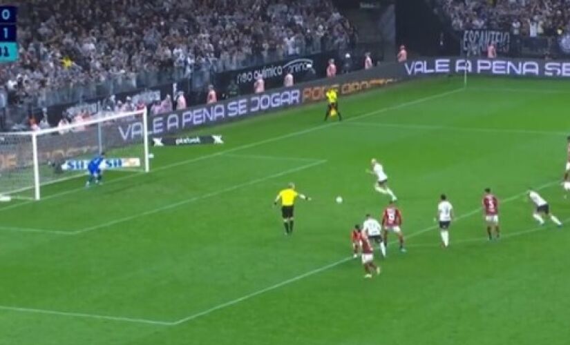Fábio Santos, de pênalti, empatou o jogo para o Corinthians