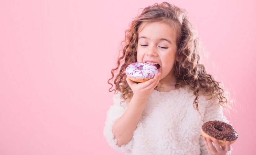 Dentista explica que o vilão por trás da dor de dente após comer doce é o açúcar