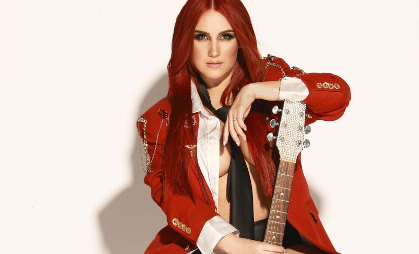 Dulce María é capa da Rolling Stone Brasil