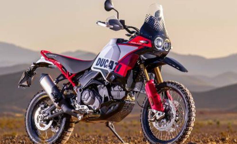 A DesertX Rally está equipada com o bicilíndrico Ducati Testastretta 11 graus de 937 cc com distribuição desmodrômica, também presente na Monster 937 e na Multistrada V2 