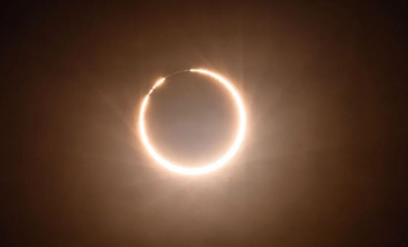 Um eclipse solar anular, ou seja, quando a Lua cobre o Sol, criando um "anel de fogo", estará esperando os brasileiros na tarde deste sábado