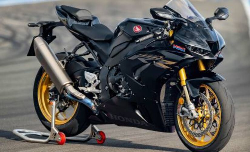 A CBR 1000 RR de rua tem motor de 216,2 cavalos de potência e 11,5 kgfm de torque e equipamentos também usados nas pistas