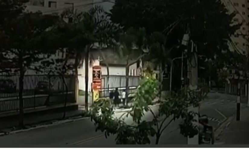 As  3 senhoras, momentos antes de serem atingidas pelo carro