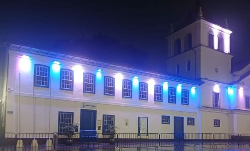 O Páteo do Collegio e o Viaduto do Chá, estão iluminados de azul e branco, cores da bandeira de Israel