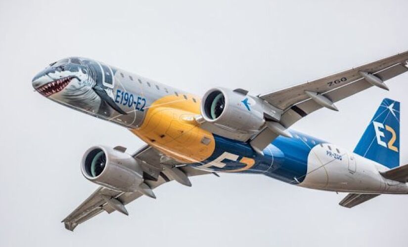 O jato comercial E 190 E-2