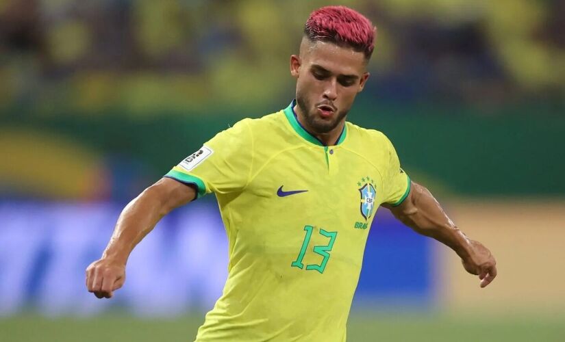 O jovem jogador que pertence ao Manchester City (Inglaterra) e está emprestado ao Girona (Espanha) foi chamado para o posto e estreou nesta quinta-feira (12)