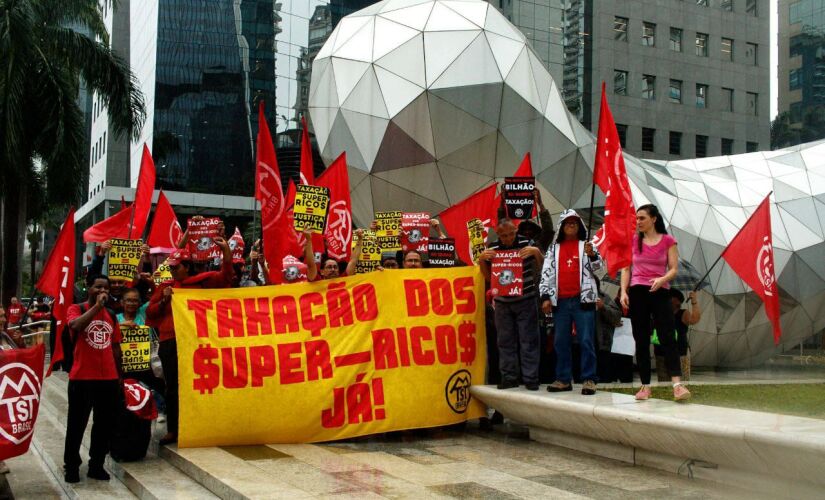 Protesto em favor do aumento de taxação a 'super-ricos' feito pelo MTST, em São Paulo