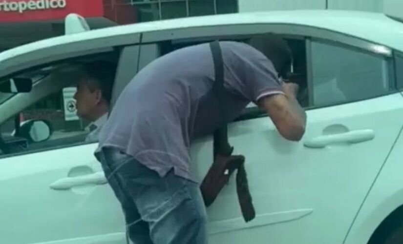Motorista e passageiro de taxi são assaltados em semáforo na Zona Sul de SP