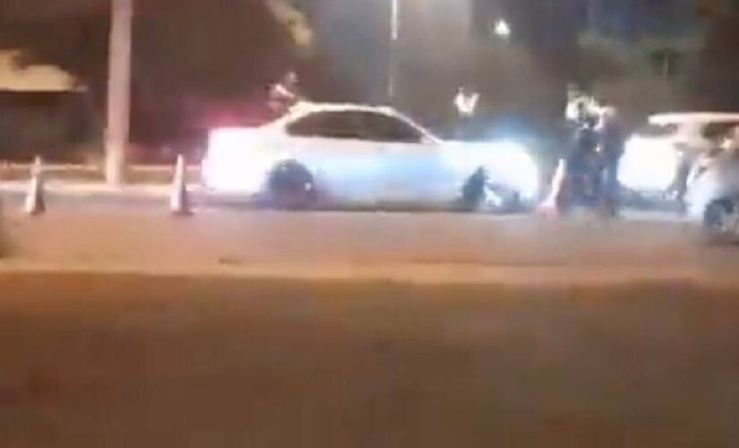 Automóvel de luxo foi alvejado por PMs ao tentar furar blitz na região central de Brasília  