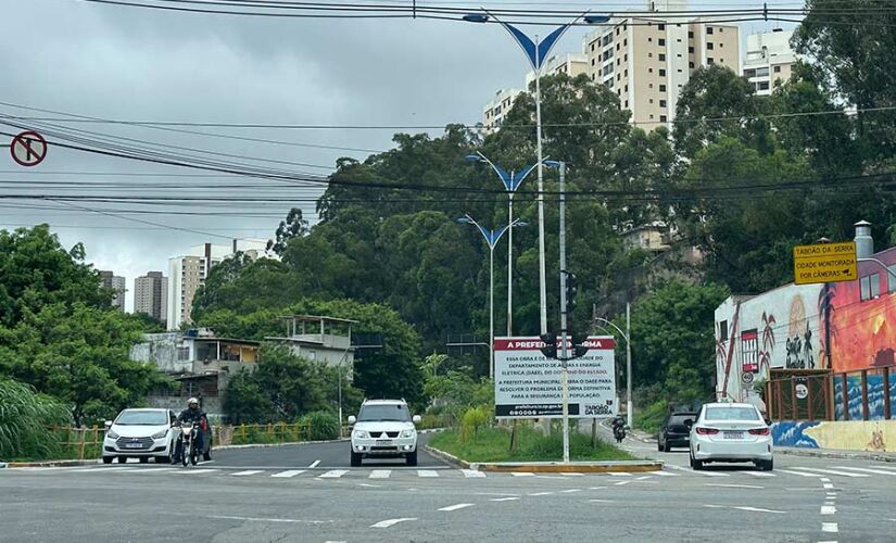 A rua José Carlos de Macedo Soares, próximo ao Assaí, voltou a operar nos dois sentidos.