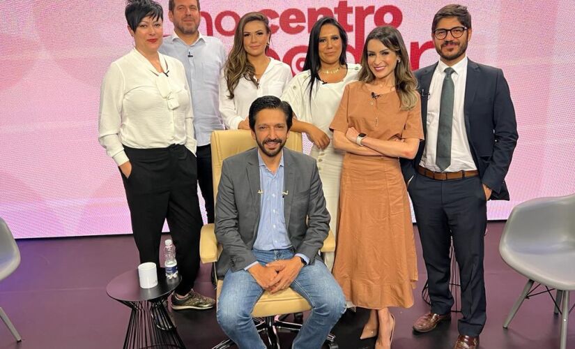 O prefeito Ricardo Nunes e os jornalistas durante o programa No Centro do Poder