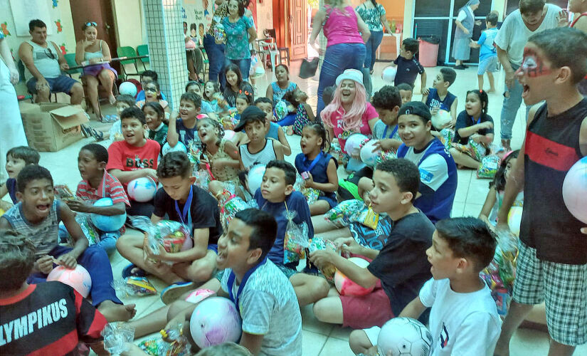 Cerca de 60 crianças ganharam doces, brinquedos e bolo