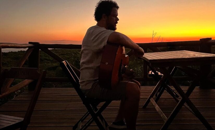 Cantor Marcos Almeida interpreta uma canção de um cantor popular e entre tantas riquezas do cancioneiro brasileiro, a faixa escolhida a dedo foi a clássica "Paciência"