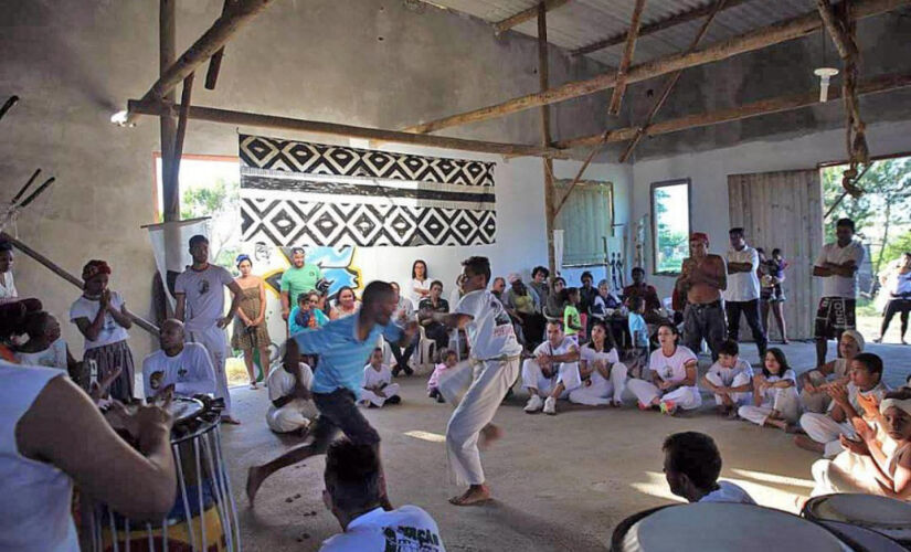 Capoeira, teatro e cursinhos preparatórios são oferecidos às crianças e aos estudantes no bairro Caraminguava, em Peruíbe