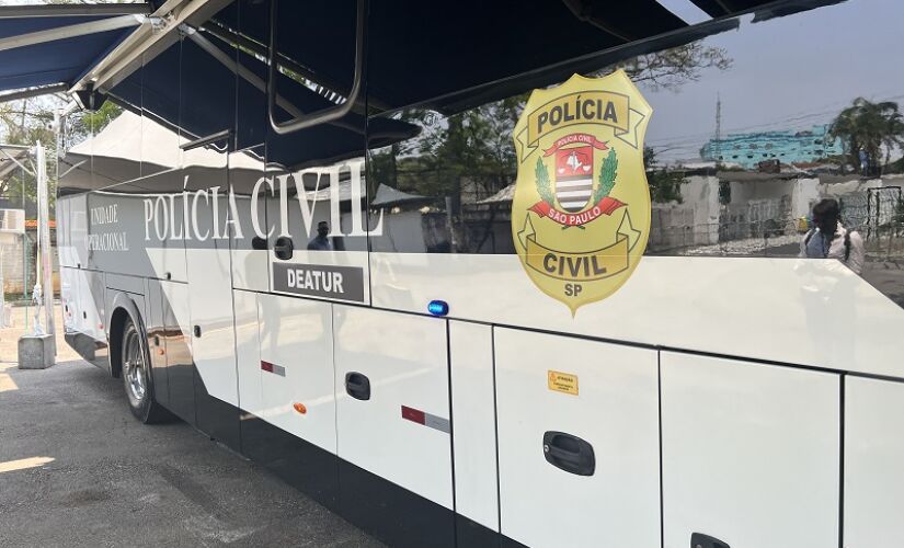 Ônibus que compõe a unidade móvel da Deatur 