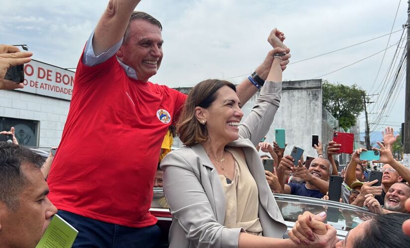 Bolsonaro e Rosana Valle participaram de entrega de veículos do Corpo de Bombeiros