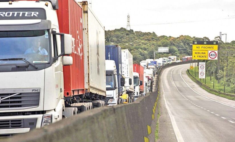 O acidente causou lentidão do km 59 ao 61,5