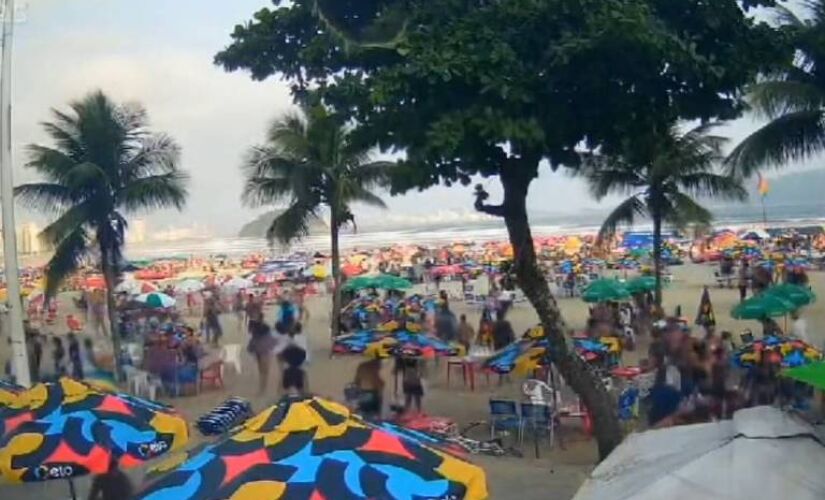 Praia lotada durante arrastão em São Vicente 