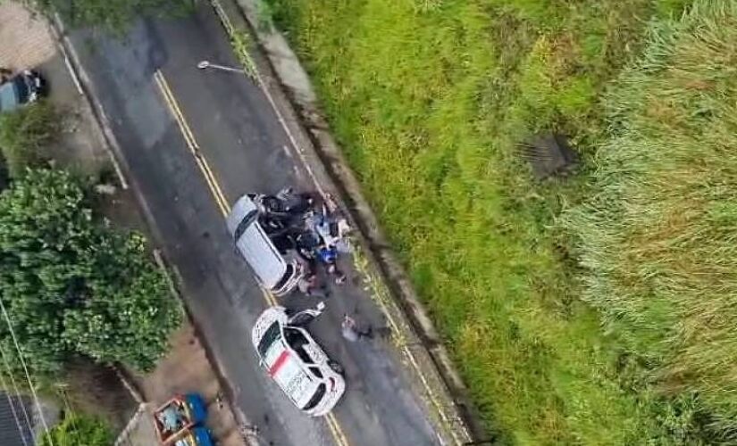 Os policiais acionaram o helicóptero Águia, que passou a acompanhar a fuga