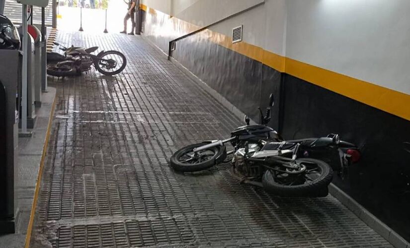 Motos ficaram caídas na rampa de acesso do estacionamento