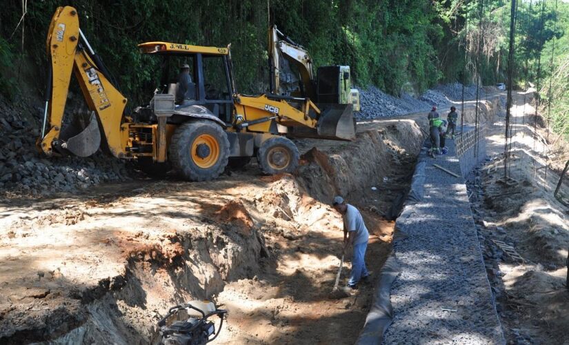 Estrada Parque está passando por uma revitalização completa, com instalação de cerca de 1 km piso intertravado