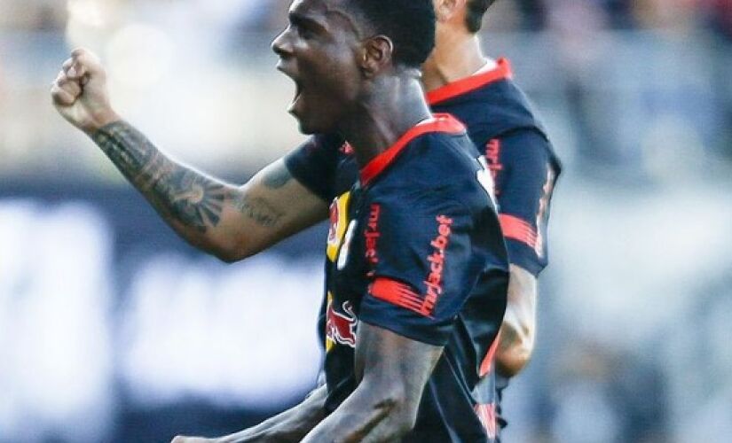 Helinho comemora o gol da vitória contra o Corinthians