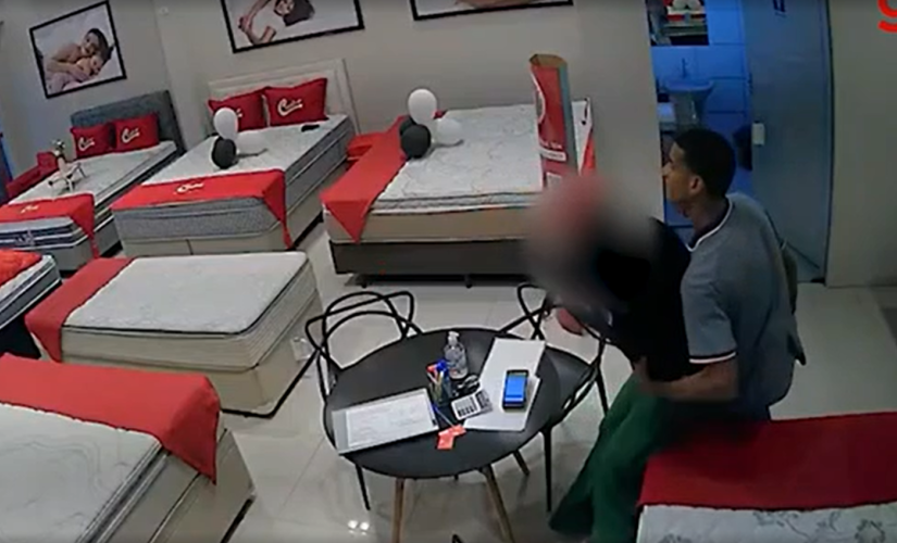 O criminoso entrou na loja sem a vítima perceber e a puxou por trás tentando a arrastar para um banheiro