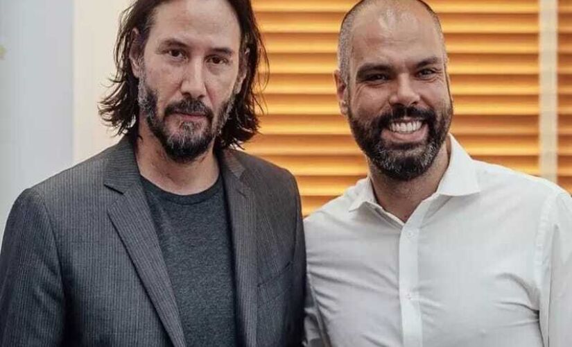 Keanu Reeves com o então prefeito de São Paulo, durante visita à Capital