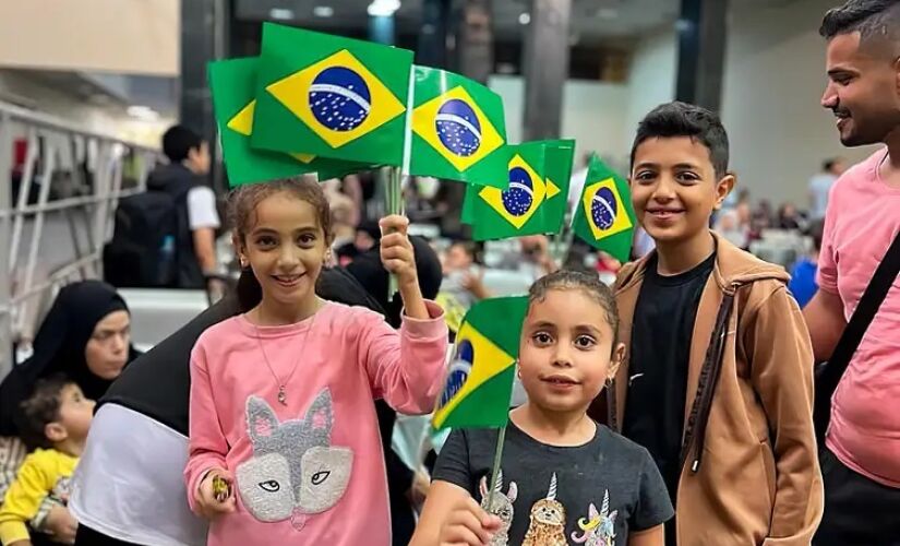 Crianças do grupo de brasileiros repatriados no lado egípcio da fronteira com Gaza