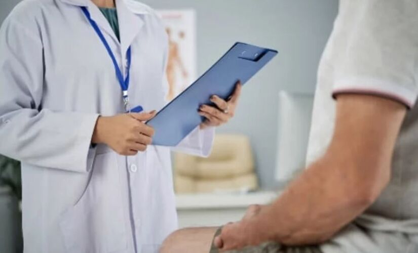 São realizadas consultas médicas, solicitação de exames, coleta de exames laboratoriais (check-up do homem), além de  orientações 