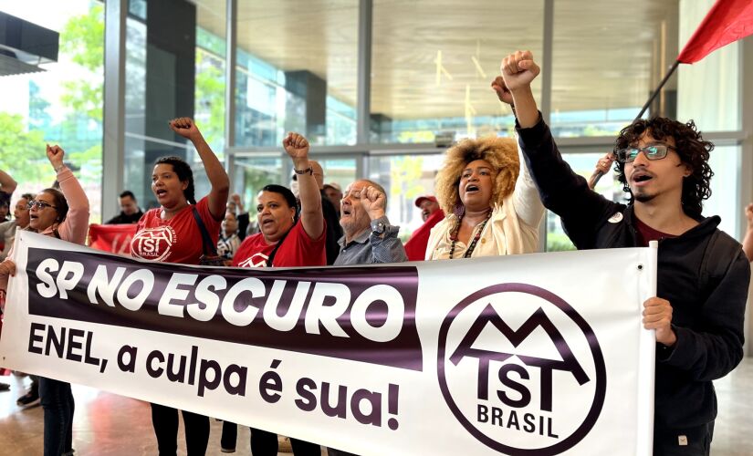 Protesto do MTST em frente à sede da Enel, na zona sul de São Paulo