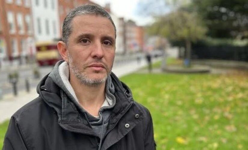 O entregador brasileiro Caio Benicio acertou o agressor com seu capacete, evitando que o ataque continuasse