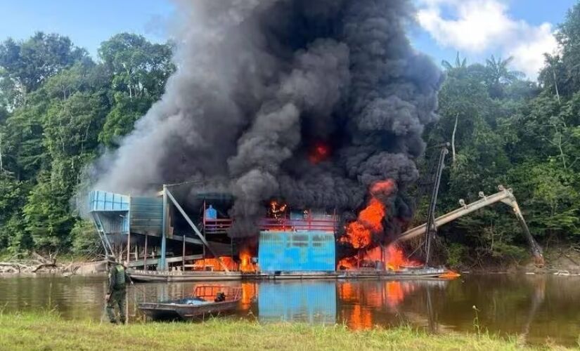 Draga de garimpo ilegal é destruída por equipe do Ibama no Vale do Javari 