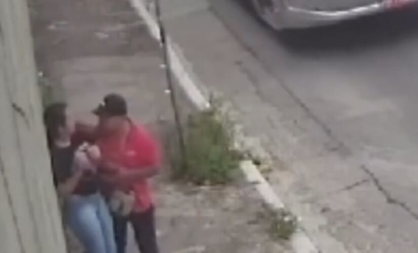 O homem com objeto cortante abordou a vítima quando ela estava a caminho do trabalho 