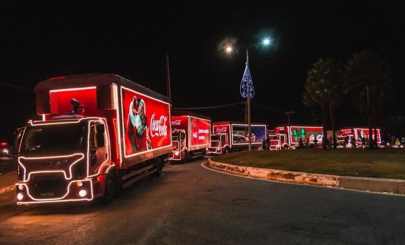 Caravana Iluminada da Coca-Cola conta com cinco caminhões representando mensagens do Natal e momentos de consumo do portfólio da Coca-Cola Femsa Brasil