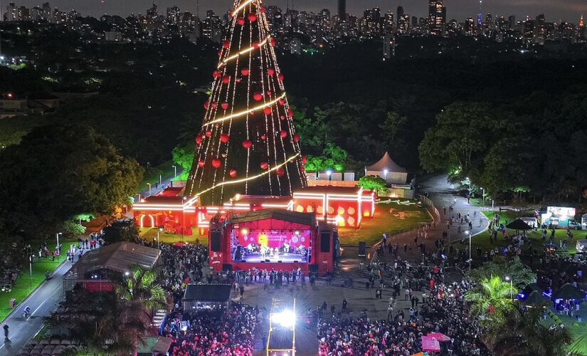 Árvore de natal da Coca-Cola Femsa Brasil é instalada no Parque Villa Lobos, na Capital