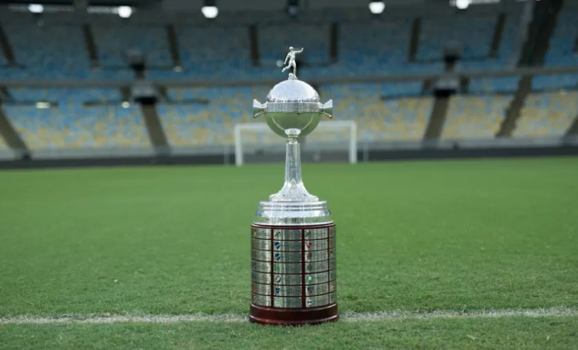 Taça da Copa Libertadores no gramado do estádio do Maracanã