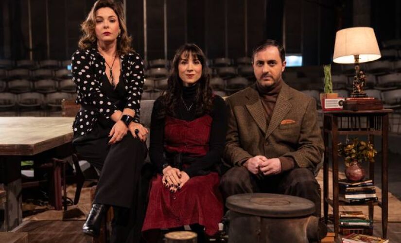 Espetáculo, escrito pelo espanhol Alejandro Melero, tem Regiane Alves, Marina Elias e Bruno Ferian no elenco