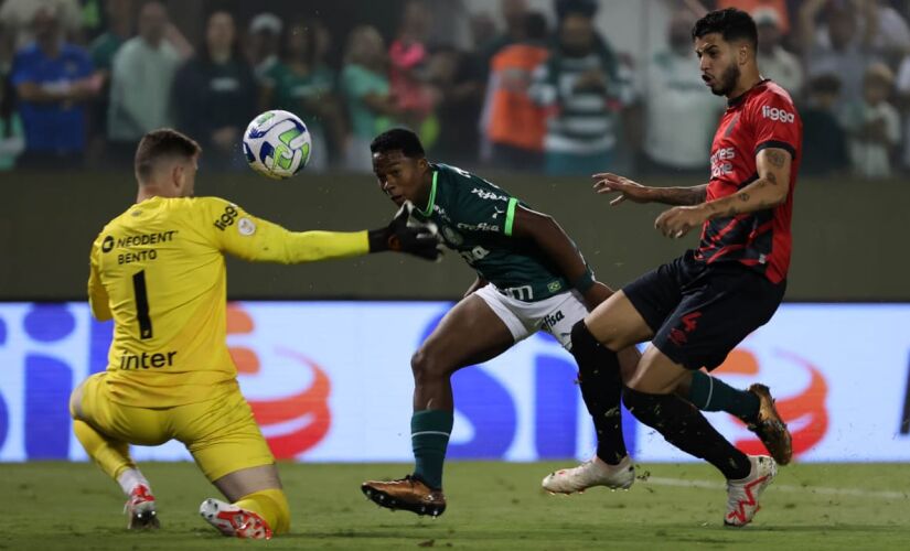 Endrick, do Palmeiras, celebra gol contra o Athletico