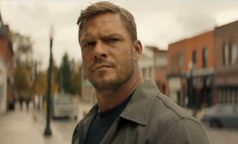 Alan Ritchson em cena de 'Reacher'