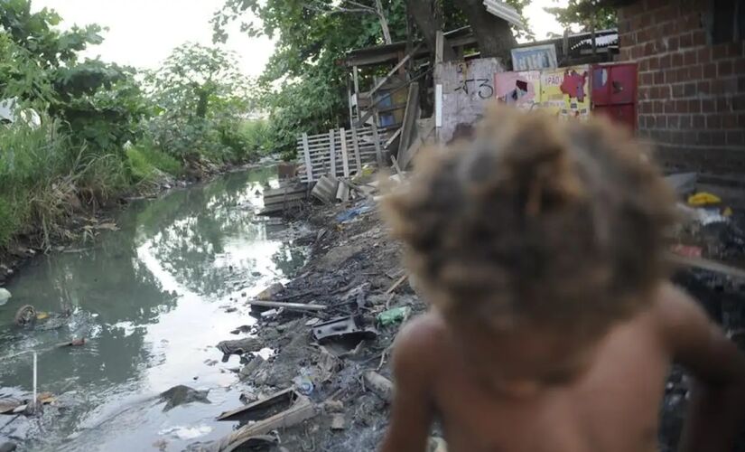 Problemas mais graves surgem nas beiras de rios e córregos contaminados ou em ruas onde passa esgoto a céu aberto