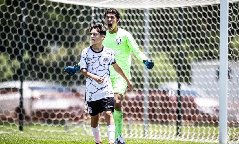 Goleiro do Palmeiras, Audo Ventilari, defende pênalti de filho de Fagner