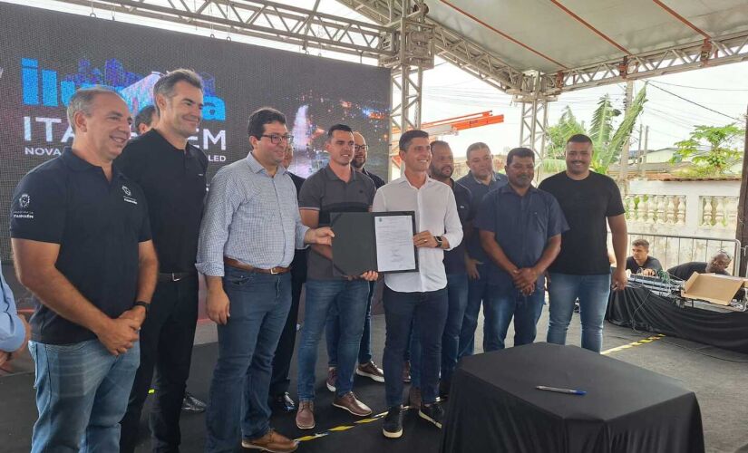 O prefeito de Itanhaém Tiago Cervantes (PSD) durante a assinatura do contrato 