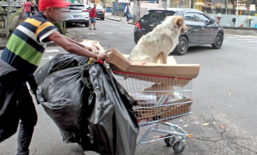 Pessoas em situação de rua estão sofrendo com o clima de terror imposto por encapuzados. Prefeitura está aceitando denúncias pelo 153