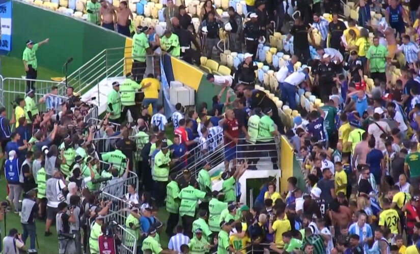 No conflito, torcedores foram até parar no campo