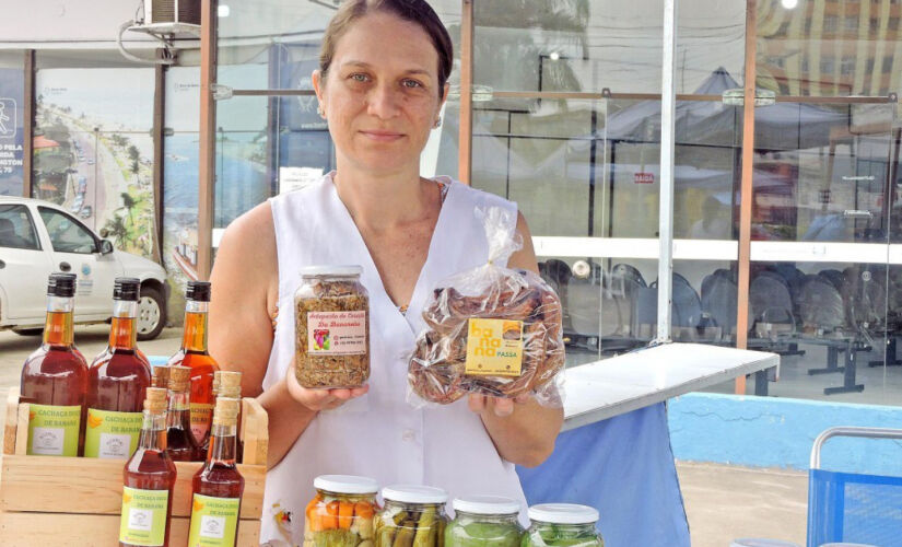 Pães, doces, geleias, licores e banana passa são os produtos feitos por Patrícia, na Feira do Produtor, em Itanhaém  
