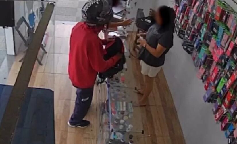 Vendedora conseguiu puxar a mochila das mãos do suspeito, que correu para a porta da loja e tentou fugir de moto