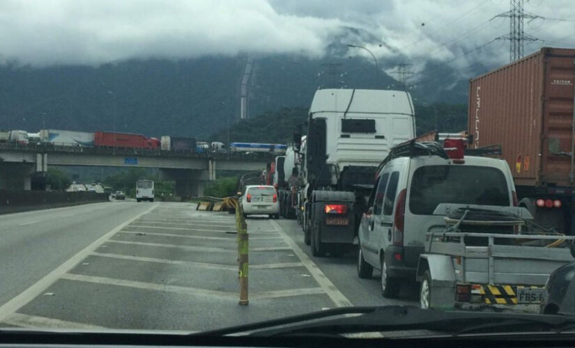 Trânsito no sentido no litoral norte do km 263,0 ao 265,0