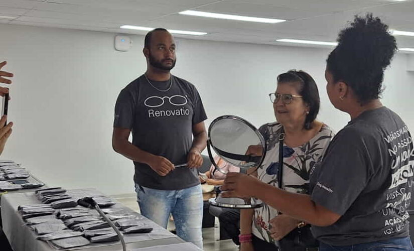 Idosos e estudantes do Movimento de Alfabetização de São Paulo (MOVA-SP) receberam 100 óculos